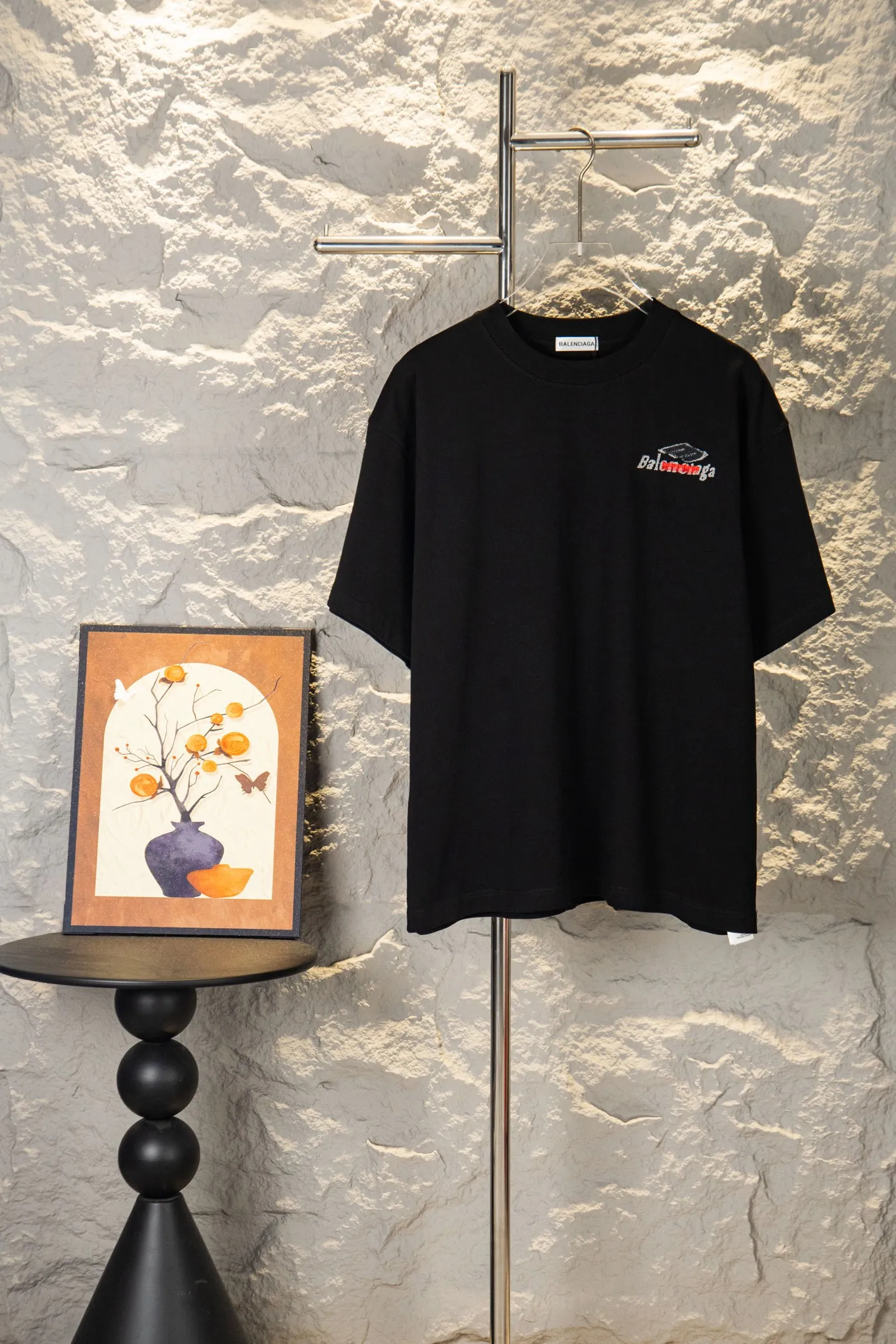 ：Y 97 P100 Balenciaga 26ss New Arrival T T | T ， ， ， Same Style ， 。 ， ； —— ， White ，Retro 。 ， 。 、 ， 、 ， Versatile ， 。 Size：s—xl ：Black White